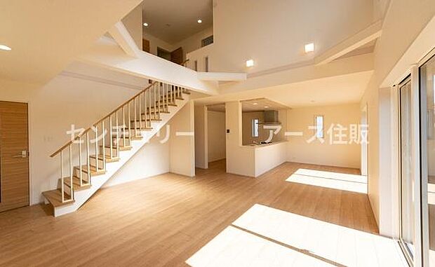 「家族が大好きなリビング」みんなが集まる広いリビング。みんなが大好きなリビングで家族団らん。みんなが集まるからこそ、一層の開放感を手にする素敵な住まい。