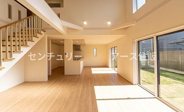 「家族が大好きなリビング」みんなが集まる広いリビング。みんなが大好きなリビングで家族団らん。みんなが集まるからこそ、一層の開放感を手にする素敵な住まい。