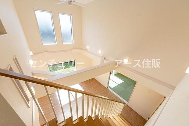 「上質な空間を」開放感と日当たりの良さに恵まれたリビング空間。上質な光は身体だけでなく心も温めてくれる。圧迫感のない空間を是非、ご堪能下さい。