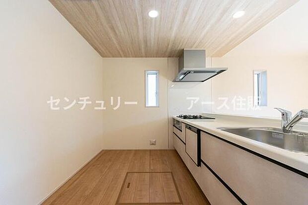 「全体を見渡せる安心感」家族の会話が弾む奥様に人気の高いカウンターキッチン、料理しながらお子様の様子の確認ができ移動しやすい広いキッチンスペースです。