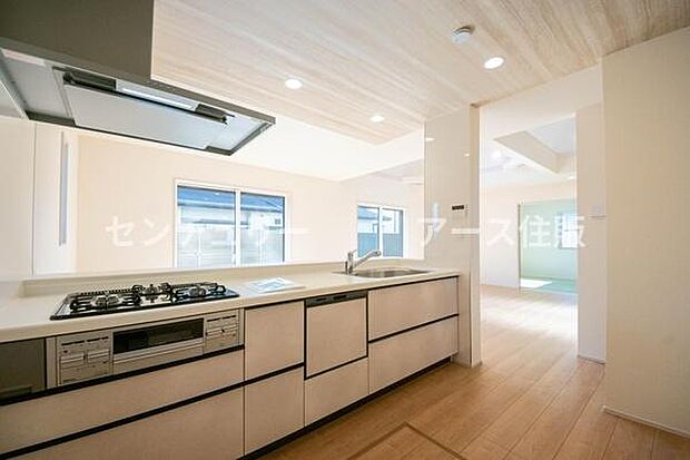 「全体を見渡せる安心感」家族の会話が弾む奥様に人気の高いカウンターキッチン、料理しながらお子様の様子の確認ができ移動しやすい広いキッチンスペースです。