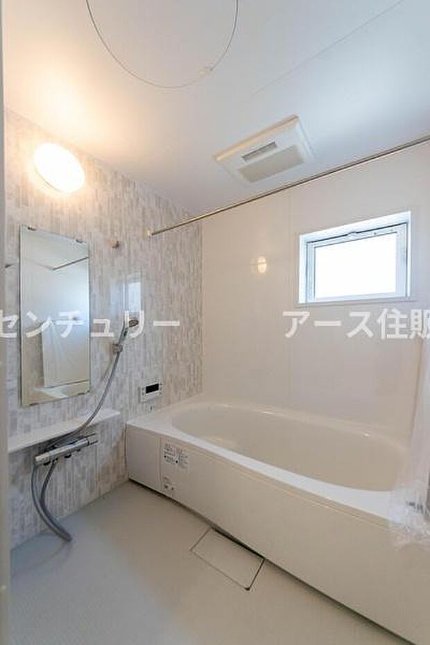 「広々バスルーム」白を基調とした清潔感のあるバスルームは是非足を延ばしてくつろいで欲しい空間。一日の疲れを癒し良質な睡眠にもつながります。