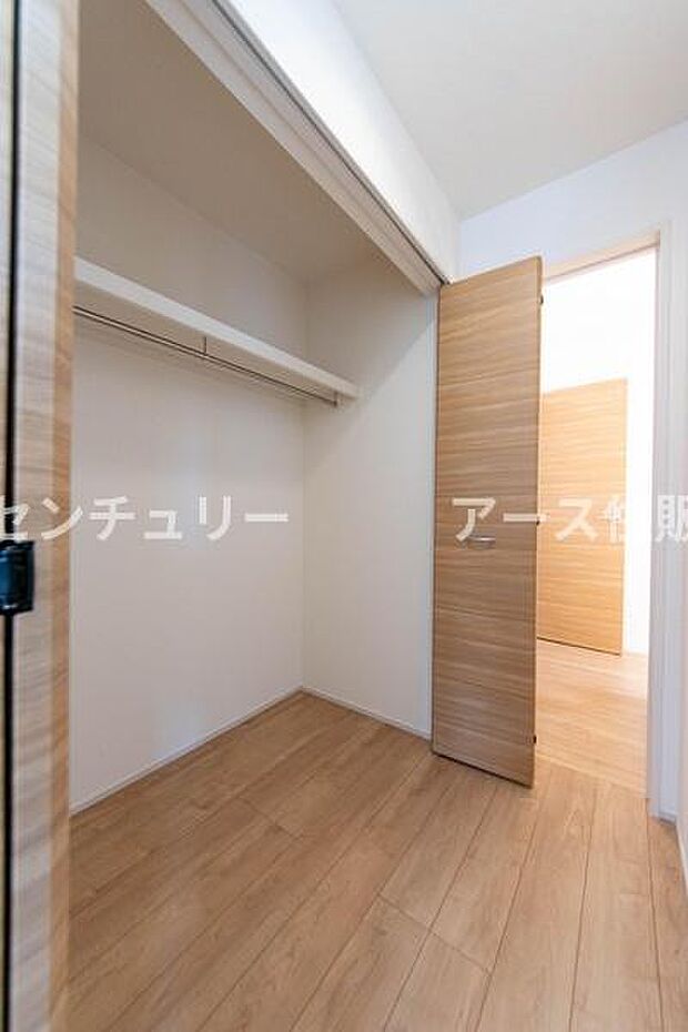 天井まで伸びる収納嬉しい収納力の高いクローゼット付き。天井付近までしっかりと収納ができる使い勝手の良いクローゼット。
