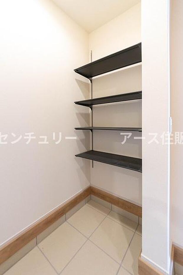 「シューズクローク付き」「玄関に靴がいっぱいで、出入りしにくい」こんなお悩みを解決するのが、「シューズクローク」です。