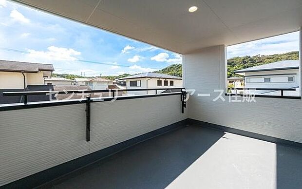 「清々しいバルコニー」広々としたバルコニーは陽当たりはもちろん、解放感や眺望も楽しめます。碧空を満喫し心が透きとおる。癒される心地よい空間。