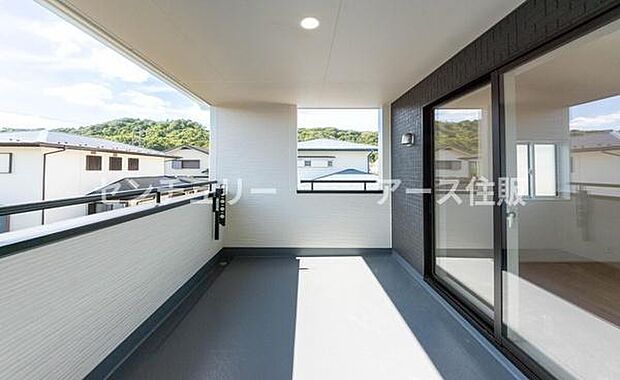 「清々しいバルコニー」広々としたバルコニーは陽当たりはもちろん、解放感や眺望も楽しめます。碧空を満喫し心が透きとおる。癒される心地よい空間。