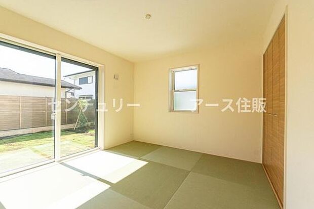 「和室は「和み」の空間」畳に座ったり、ごろんと寝転がったときの安堵感は独特のものです。木、布、紙といった自然素材の優しい手触りや素朴な温もりが和室空間に安らぎを与えてくれる、和室。