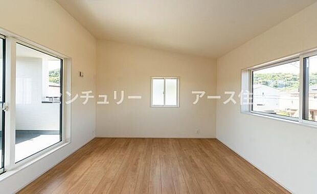 「陽の恵み」 爽やかな陽ざしを感じられる日当たりの良い洋室早起き爽やか、元気な一日に大切な陽の恵み