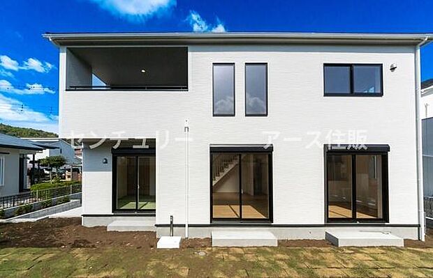 【ガーデンハウスの魅力】家の南側に大きなお庭がある幸せ。当然陽当たり良好です。趣味のガーデニングや家庭菜園も明るいお庭だからこそ楽しめます。