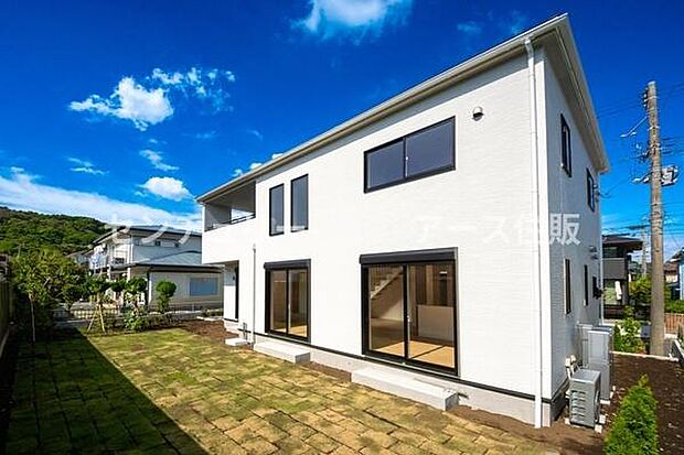 【ガーデンハウスの魅力】家の南側に大きなお庭がある幸せ。当然陽当たり良好です。趣味のガーデニングや家庭菜園も明るいお庭だからこそ楽しめます。