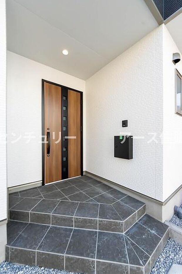 「おかえり」と「いってらっしゃい」を優しく包み込む、明るく広々とした玄関。家族の毎日が、ここから気持ちよく始まります。