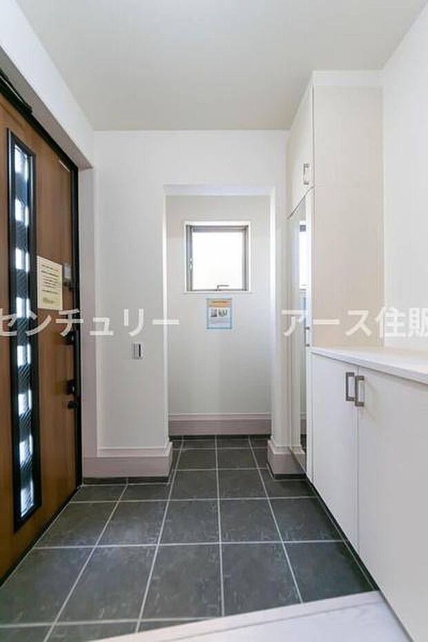 「おかえり」と「いってらっしゃい」を優しく包み込む、明るく広々とした玄関。家族の毎日が、ここから気持ちよく始まります。