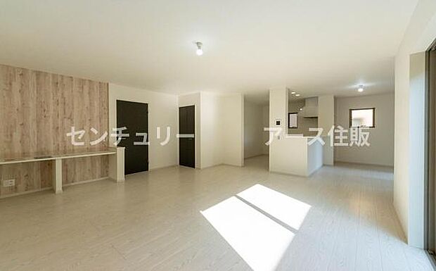 「家族が大好きなリビング」みんなが集まる広いリビング。みんなが大好きなリビングで家族団らん。みんなが集まるからこそ、一層の開放感を手にする素敵な住まい。