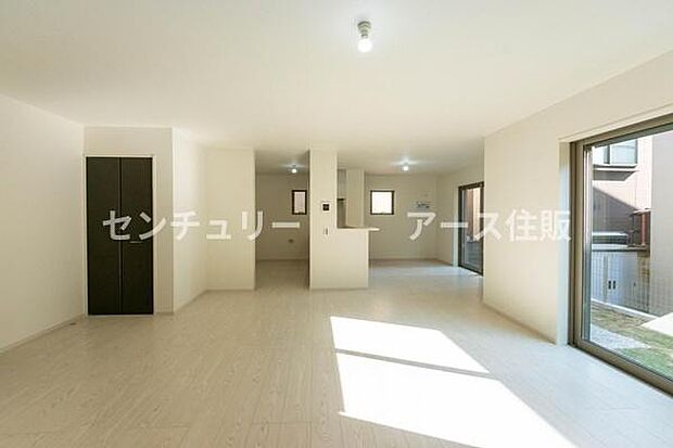 「上質な空間を」開放感と日当たりの良さに恵まれたリビング空間。上質な光は身体だけでなく心も温めてくれる。圧迫感のない空間を是非、ご堪能下さい。