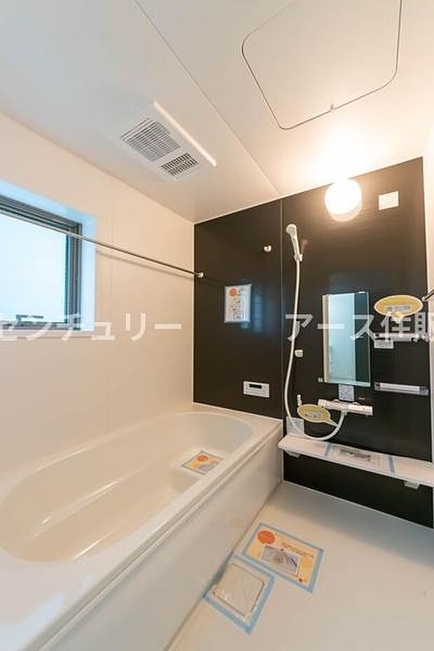 「広々バスルーム」白を基調とした清潔感のあるバスルームは是非足を延ばしてくつろいで欲しい空間。一日の疲れを癒し良質な睡眠にもつながります。