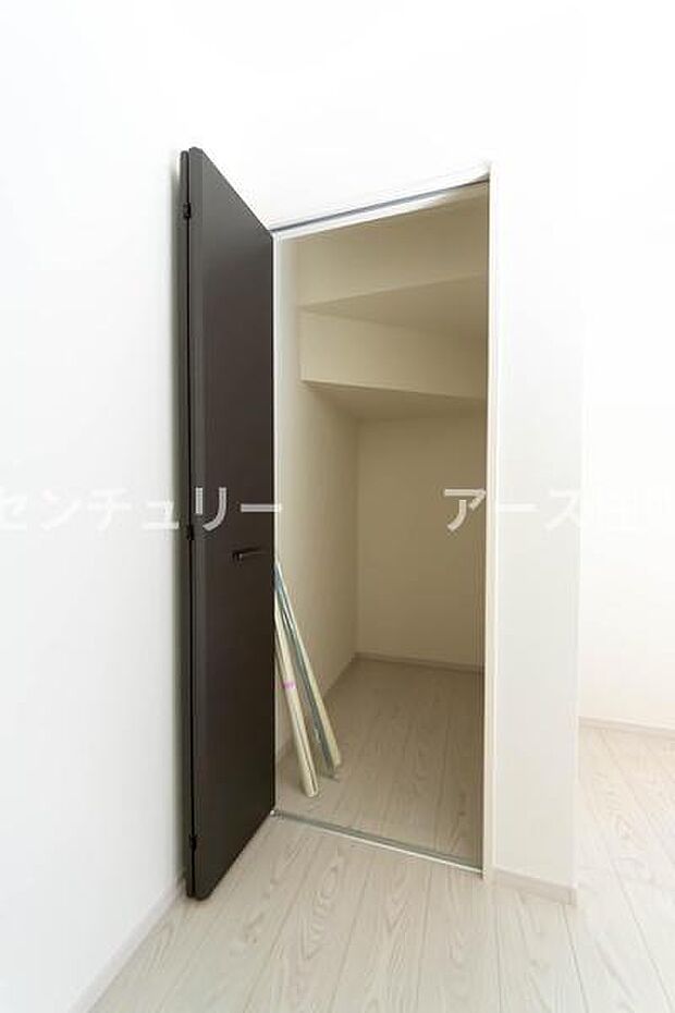 「リビング収納」キッチン裏にありますのでパントリーとしてもご活用可能です。