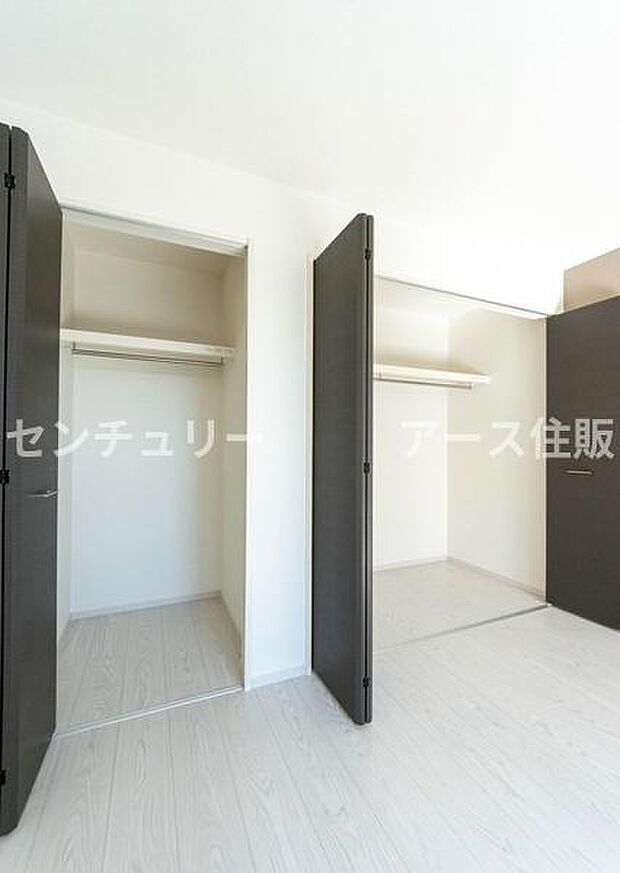 「収納が足りない」なんてもう言わせません。この充実した収納力があれば、お部屋を広く使えて、家族団らんの時間もさらに豊かに。スッキリした暮らしが叶います。