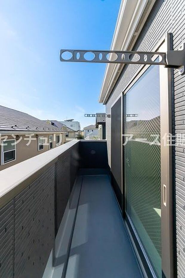 「清々しいバルコニー」広々としたバルコニーは陽当たりはもちろん、解放感や眺望も楽しめます。碧空を満喫し心が透きとおる。癒される心地よい空間。