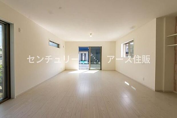 「家族が大好きなリビング」みんなが集まる広いリビング。みんなが大好きなリビングで家族団らん。みんなが集まるからこそ、一層の開放感を手にする素敵な住まい。