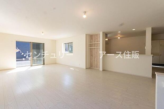 「上質な空間を」開放感と日当たりの良さに恵まれたリビング空間。上質な光は身体だけでなく心も温めてくれる。圧迫感のない空間を是非、ご堪能下さい。