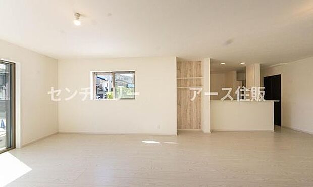 「家族が大好きなリビング」みんなが集まる広いリビング。みんなが大好きなリビングで家族団らん。みんなが集まるからこそ、一層の開放感を手にする素敵な住まい。