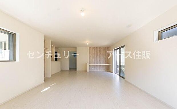 「上質な空間を」開放感と日当たりの良さに恵まれたリビング空間。上質な光は身体だけでなく心も温めてくれる。圧迫感のない空間を是非、ご堪能下さい。