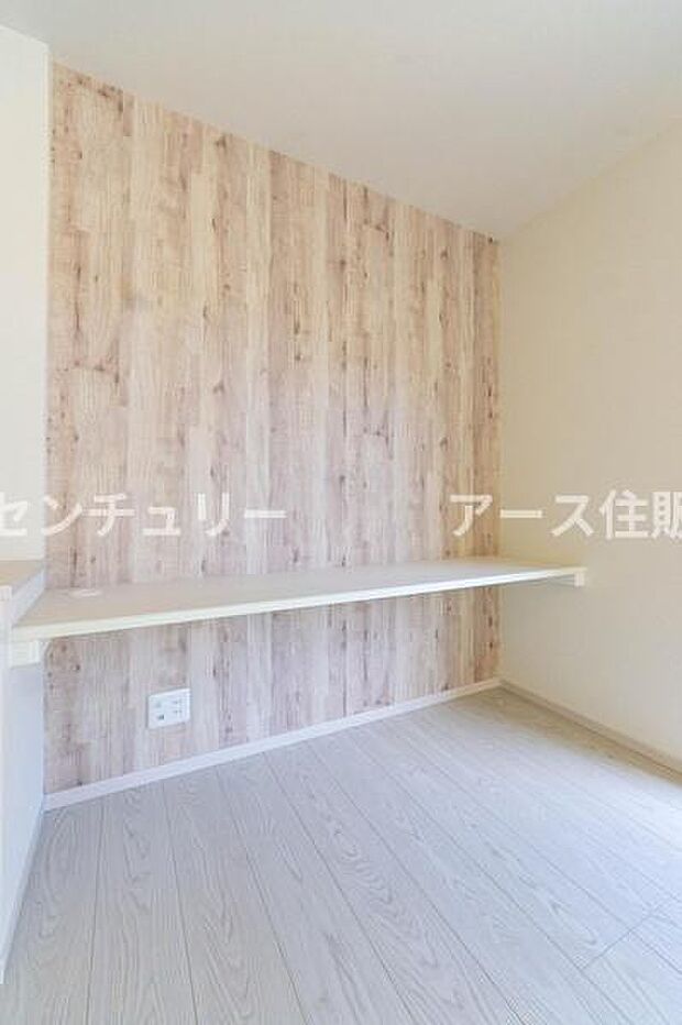 リビングの一角にはお子様の勉強や在宅ワークに便利なカウンターを設置。家族が自然と集まり、それぞれの時間を大切にできる工夫が詰まった住まいです。