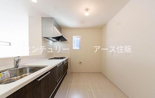 「広々ワイドサイズなシステムキッチン」せっかくのお料理空間。毎日の事だから広々システムキッチン。