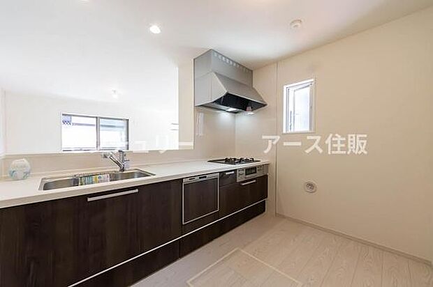 「全体を見渡せる安心感」家族の会話が弾む奥様に人気の高いカウンターキッチン、料理しながらお子様の様子の確認ができ移動しやすい広いキッチンスペースです。