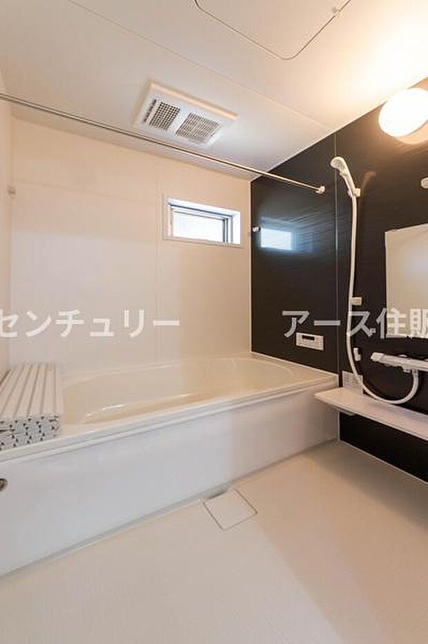 「広々バスルーム」白を基調とした清潔感のあるバスルームは是非足を延ばしてくつろいで欲しい空間。一日の疲れを癒し良質な睡眠にもつながります。