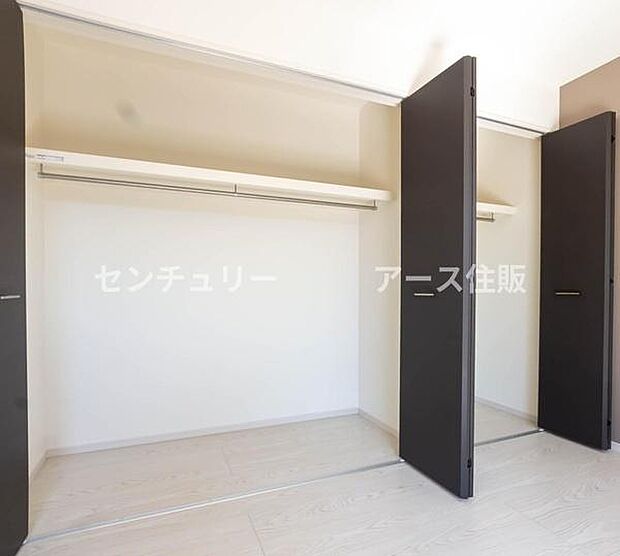 天井まで伸びる収納嬉しい収納力の高いクローゼット付き。天井付近までしっかりと収納ができる使い勝手の良いクローゼット。