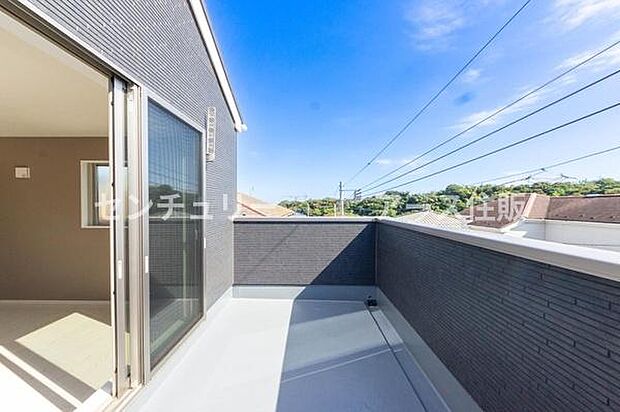 「清々しいバルコニー」広々としたバルコニーは陽当たりはもちろん、解放感や眺望も楽しめます。碧空を満喫し心が透きとおる。癒される心地よい空間。