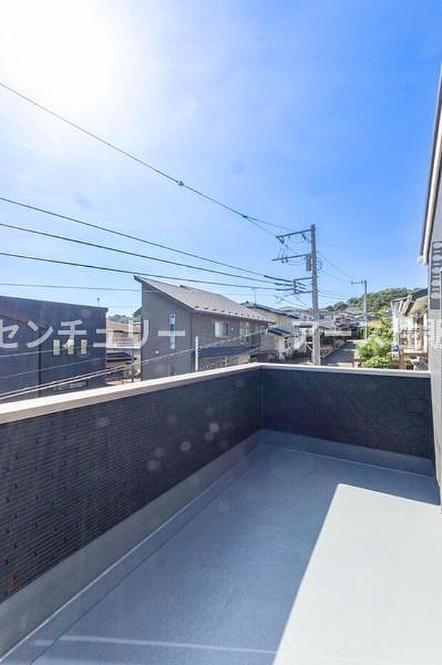 「清々しいバルコニー」広々としたバルコニーは陽当たりはもちろん、解放感や眺望も楽しめます。碧空を満喫し心が透きとおる。癒される心地よい空間。