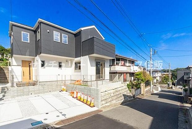 「マイホームの喜びを感じる」スタイリッシュなデザインに心満たされる。憧れのマイホームに相応しい美しく映える外観です。日当たりが良く開放感も魅力です。