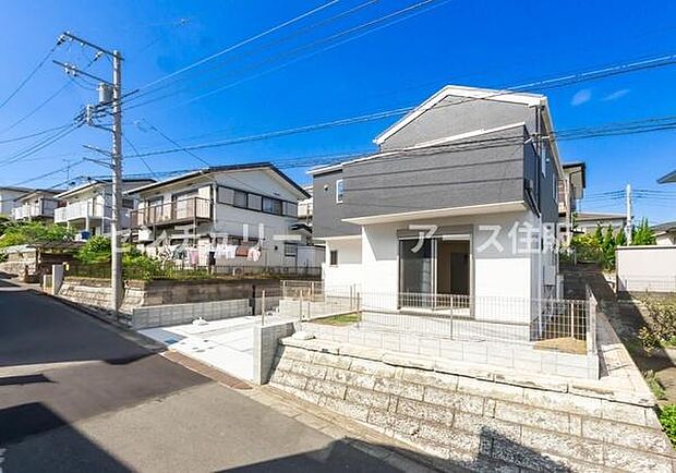 「マイホームの喜びを感じる」スタイリッシュなデザインに心満たされる。憧れのマイホームに相応しい美しく映える外観です。日当たりが良く開放感も魅力です。