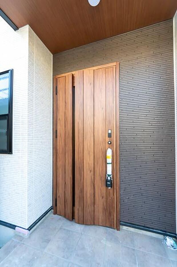 「おかえり」と「いってらっしゃい」を優しく包み込む、明るく広々とした玄関。家族の毎日が、ここから気持ちよく始まります。