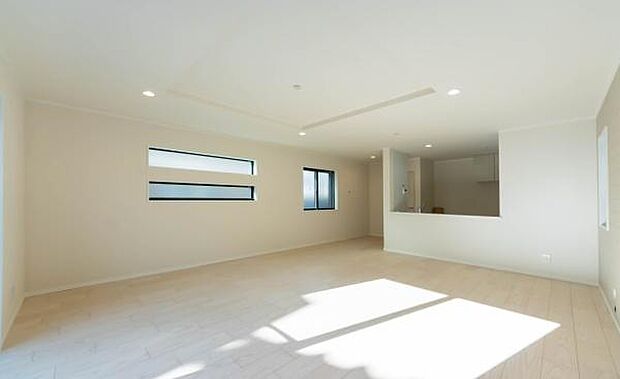 陽だまりに包まれる広々リビング。柔らかな光の中で、お子様の成長をゆったりと見守る。そんな穏やかな日常がここから始まります。