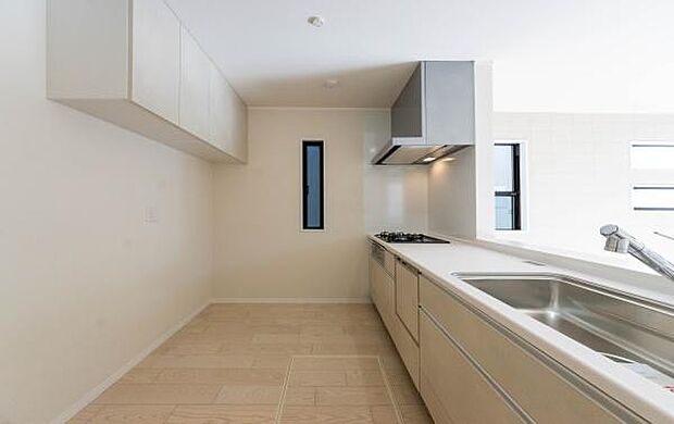 「広々ワイドサイズなシステムキッチン」せっかくのお料理空間。毎日の事だから広々システムキッチン。