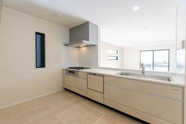 「全体を見渡せる安心感」家族の会話が弾む奥様に人気の高いカウンターキッチン、料理しながらお子様の様子の確認ができ移動しやすい広いキッチンスペースです。