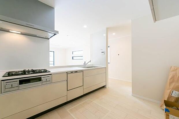 「広々ワイドサイズなシステムキッチン」せっかくのお料理空間。毎日の事だから広々システムキッチン。