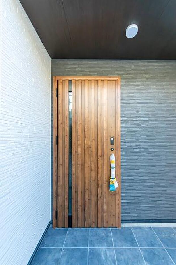 「おかえり」と「いってらっしゃい」を優しく包み込む、明るく広々とした玄関。家族の毎日が、ここから気持ちよく始まります。