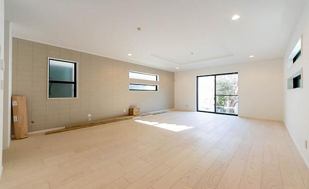 「家族が大好きなリビング」みんなが集まる広いリビング。みんなが大好きなリビングで家族団らん。みんなが集まるからこそ、一層の開放感を手にする素敵な住まい。