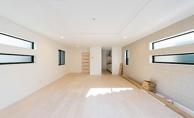 心地よい風が通り抜ける開放的なLDK。明るく清潔感あふれる空間で、心地よい毎日をお過ごしください。