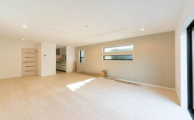 「家族が大好きなリビング」みんなが集まる広いリビング。みんなが大好きなリビングで家族団らん。みんなが集まるからこそ、一層の開放感を手にする素敵な住まい。