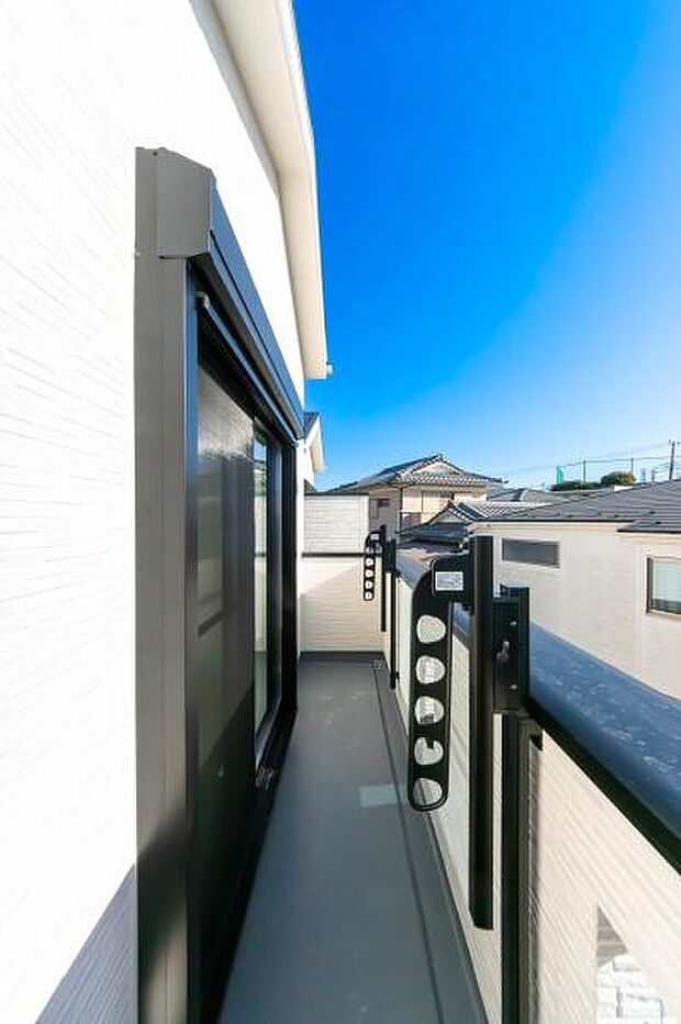 「清々しいバルコニー」広々としたバルコニーは陽当たりはもちろん、解放感や眺望も楽しめます。碧空を満喫し心が透きとおる。癒される心地よい空間。
