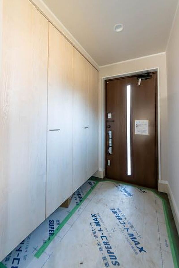 「おかえり」と「いってらっしゃい」を優しく包み込む、明るく広々とした玄関。家族の毎日が、ここから気持ちよく始まります。