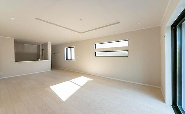 陽だまりに包まれる広々リビング。柔らかな光の中で、お子様の成長をゆったりと見守る。そんな穏やかな日常がここから始まります。