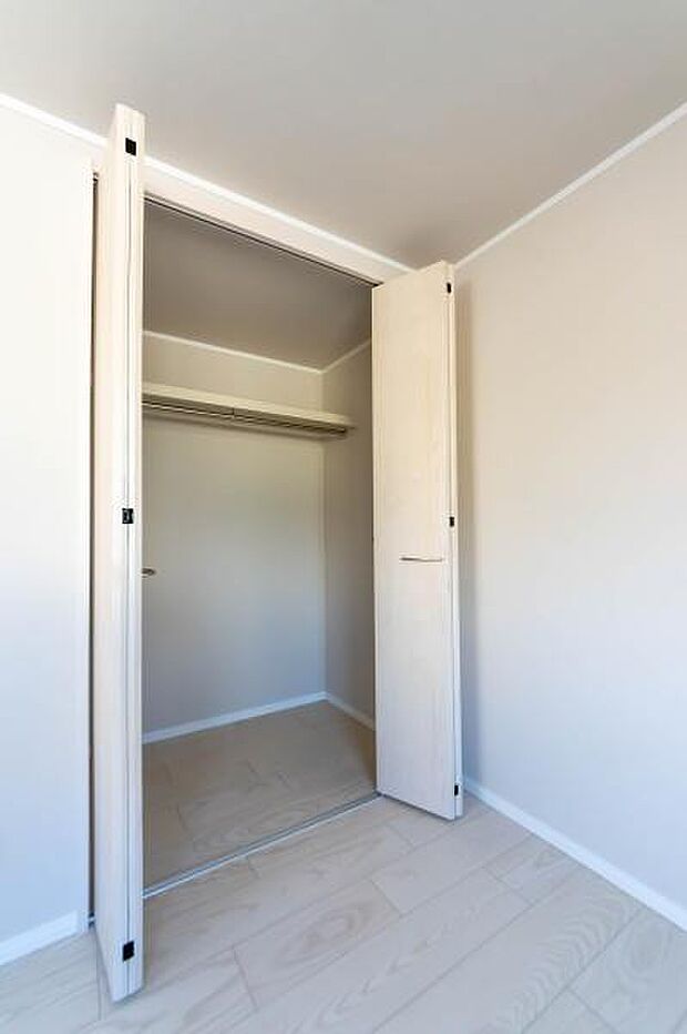 天井まで伸びる収納嬉しい収納力の高いクローゼット付き。天井付近までしっかりと収納ができる使い勝手の良いクローゼット。