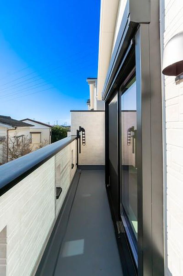 「清々しいバルコニー」広々としたバルコニーは陽当たりはもちろん、解放感や眺望も楽しめます。碧空を満喫し心が透きとおる。癒される心地よい空間。