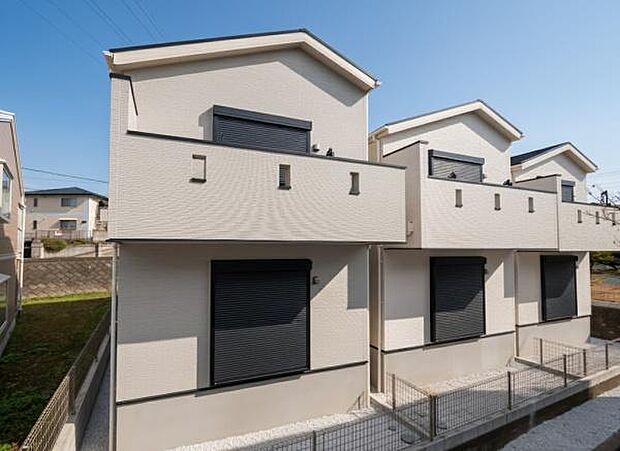 開放感＋日当たりの良さ家に入らなくても分かる日当たりの良さ。開放感の良さ。碧空も清々しく心地の良い住まい。住みたくなる家。暮らしたい町。